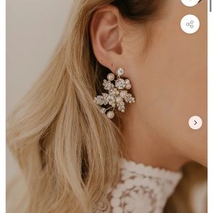 Untamed Petals Gwen earrings in gold